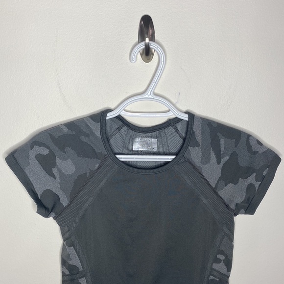 Athleta Fastest Track Grey Camo Scrunch athletic t-shirt size XS - Picture 4 of 11